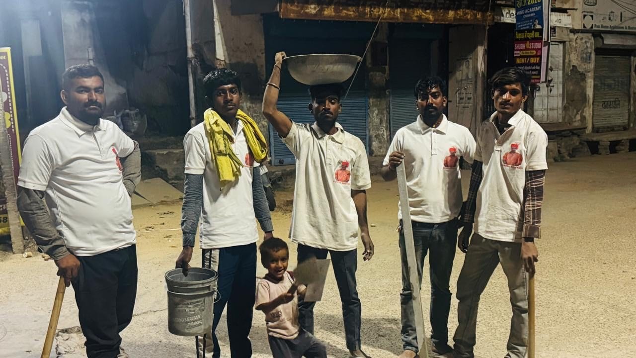 वार्ड में सफ़ाई अभियान में जुटे कार्यकर्ता