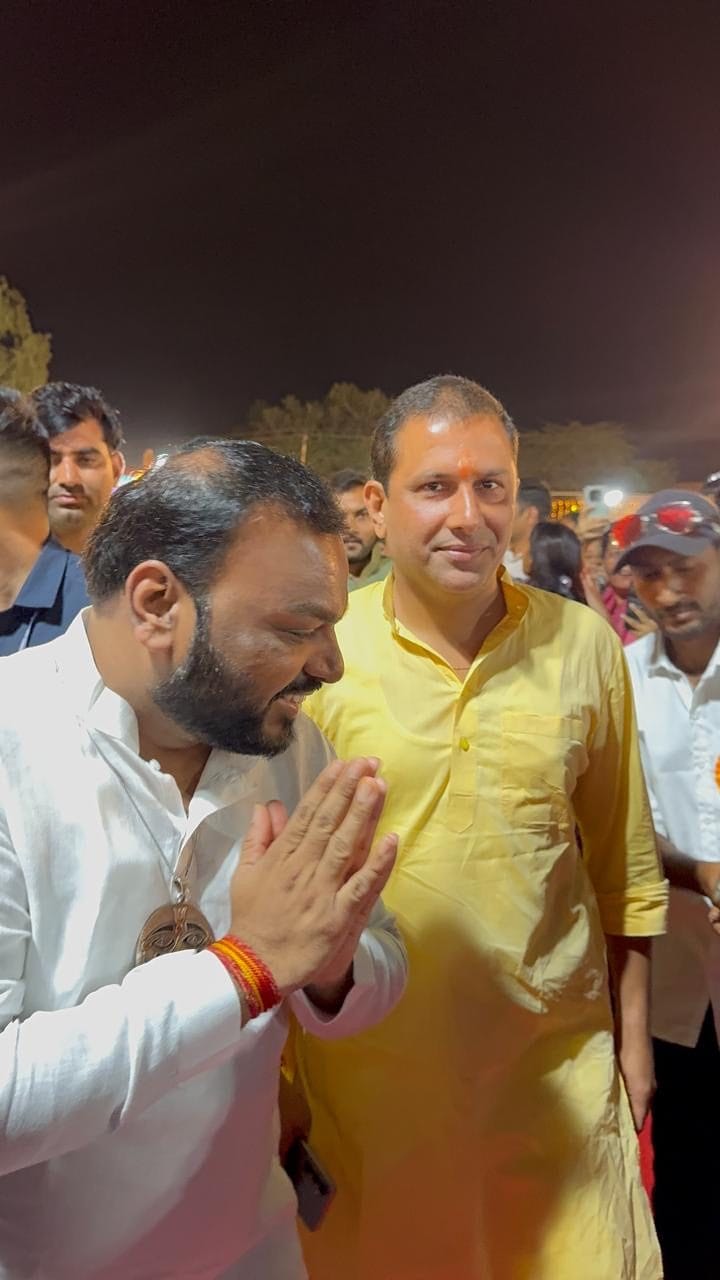 सुरेश भूकर, हाथ जोड़कर लोगों का अभिवादन करते हुए
